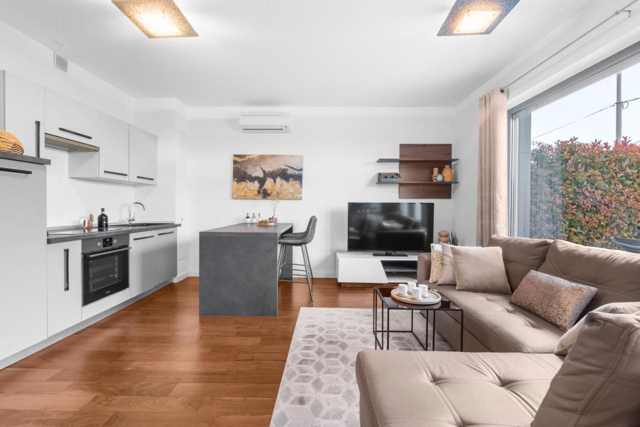 Luxury New Apartment With Private Garden Near The Beach! Poreč Dış mekan fotoğraf