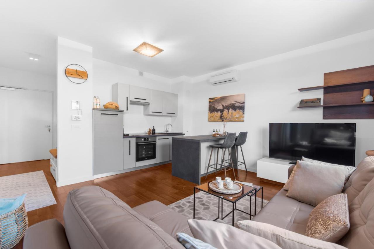 Luxury New Apartment With Private Garden Near The Beach! Poreč Dış mekan fotoğraf